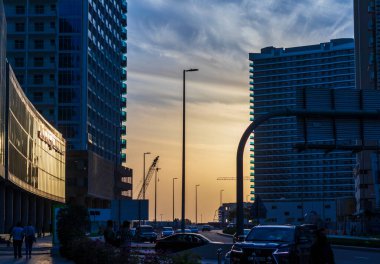 Dubai, BAE - 02.18.2021 Business Bay bölgesi, akşam trafiği