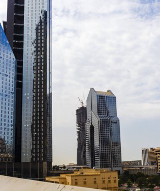 Dubai, BAE - 02.25.2021 Şeyh Zayed yolundaki bir Dusit Thani otelinin görüntüsü.