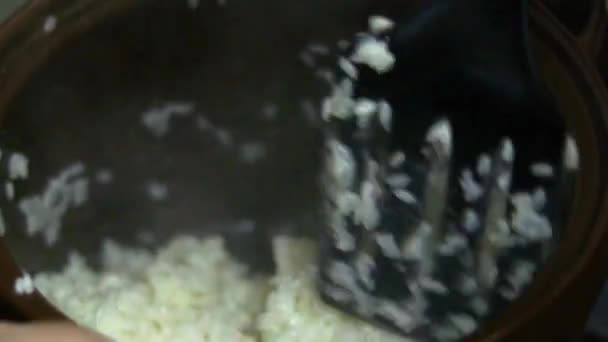 Weißer Reis Wird Einem Topf Gemischt Kochen — Stockvideo