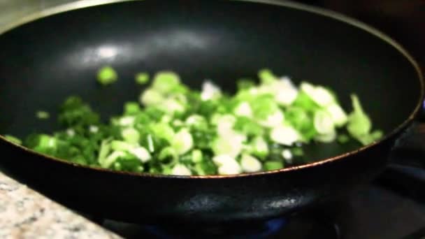 Smażenie Cebuli Patelni Gotowanie — Wideo stockowe