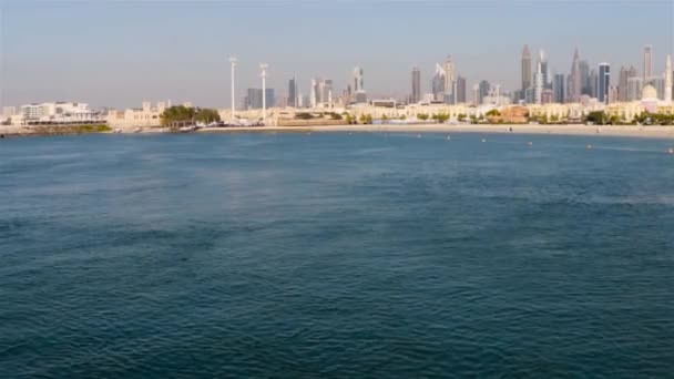 Plage Publique Dubaï Avec Horizon Ville Arrière Plan Extérieur — Video