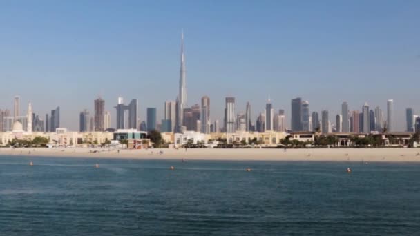 Dubai Public Beach Dengan Latar Belakang Pencakar Langit Kota Diluar — Stok Video