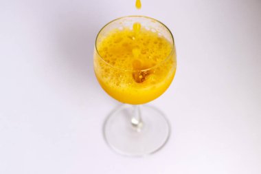 Portakal suyu bardağa dökülüyor..