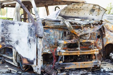 Yangında yok olmuş bir minibüsün kalıntıları..