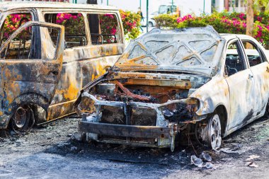 Yangınla yok olmuş bir arabanın kalıntıları.