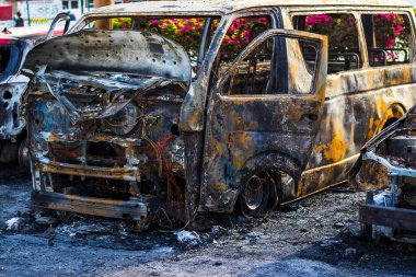 Yangında yok olmuş bir minibüsün kalıntıları..