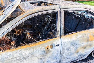 Yangınla yok olmuş bir arabanın kalıntıları..