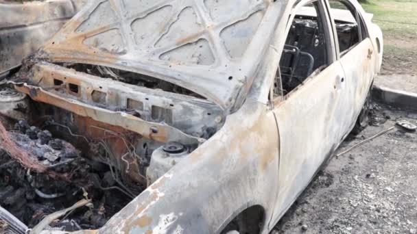 Filmagem Dos Restos Mortais Carro Van Destruídos Por Acidente Incêndio — Vídeo de Stock