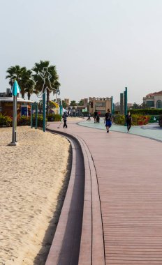 Dubai, BAE 03.13.2021 Jumeirah plajında koşu ve yürüyüş pistleri