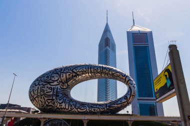 Dubai, BAE - 03.15.2021 Geleceğin Müzesi ve Emirlik kuleleri.