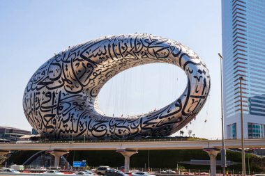 Dubai, BAE - 03.15.2021 İp erişim işçileri yükseklerde çalışıyor, geleceğin müzesini temizliyor.