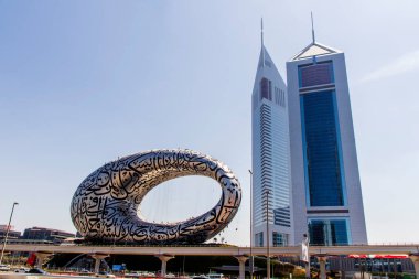 Dubai, BAE - 03.15.2021 Geleceğin Müzesi ve Emirlik kuleleri.