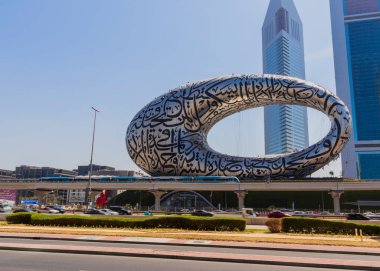 Dubai, BAE - 03.15.2021 Geleceğin Müzesi ve Emirlik kuleleri.