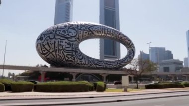 Dubai, BAE - 03.15.2021 Birleşik Arap Emirlikleri 'nin ana yolunun görüntüleri, Shekh Zayed yolu. Birçok ünlü bina geleceğin müzesi, Jumeirah Emirates kuleleri, DIFC kapı binası ve metro istasyonu olarak görülebilir. Yer İmleri