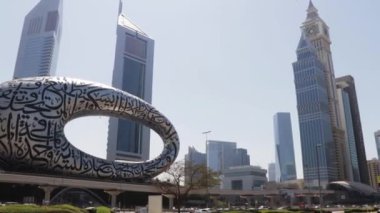 Dubai, BAE - 03.15.2021 Birleşik Arap Emirlikleri 'nin ana yolunun görüntüleri, Shekh Zayed yolu. Birçok ünlü bina geleceğin müzesi, Jumeirah Emirates kuleleri, DIFC kapı binası ve metro istasyonu olarak görülebilir. Yer İmleri