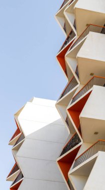 Dubai, BAE - 03.26.2021 Dubai Silikon Oasis bölgesindeki Binghatti manzaralı bir bina..