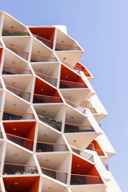 Dubai, BAE - 03.26.2021 Dubai Silikon Oasis bölgesindeki Binghatti manzaralı bir bina..