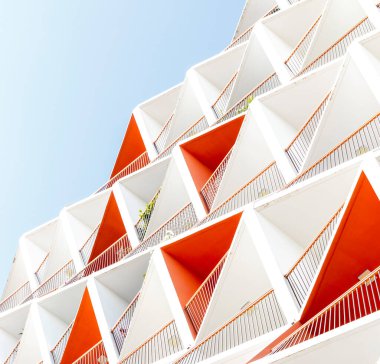 Dubai, BAE - 03.26.2021 Dubai Silikon Oasis bölgesindeki Binghatti manzaralı bir bina..