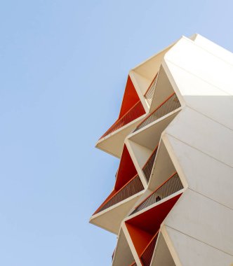 Dubai, BAE - 03.26.2021 Dubai Silikon Oasis bölgesindeki Binghatti manzaralı bir bina..