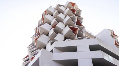 Dubai, BAE - 03.26.2021 Dubai Silikon Oasis bölgesindeki Binghatti manzaralı bir bina..