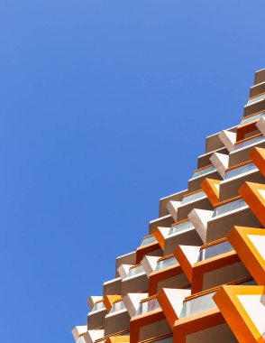 Dubai, BAE - 03.26.2021 Dubai Silikon Oasis bölgesindeki Binghatti Vista binasının cephesi.