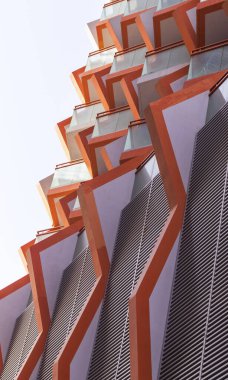 Dubai, BAE - 03.26.2021 Dubai Silikon Oasis bölgesindeki Binghatti Vista binasının cephesi.