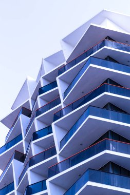 Dubai, BAE - 03.26.2021 Dubai Silikon Oasis bölgesindeki bir binghatti safir binasının cephesi.