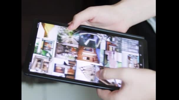 Filmagem Mãos Segurando Samsung Galaxy Lite Tablet Navegando Instagram Tecnologia — Vídeo de Stock