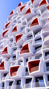 Dubai, BAE - 04.02.2021 Binghatti inci konut binasının cephesi.