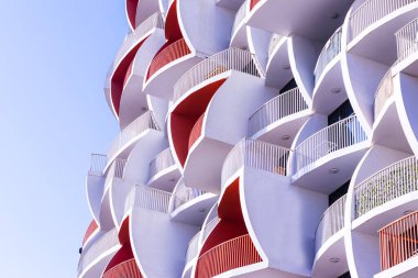 Dubai, BAE - 04.02.2021 Binghatti inci konut binasının cephesi.