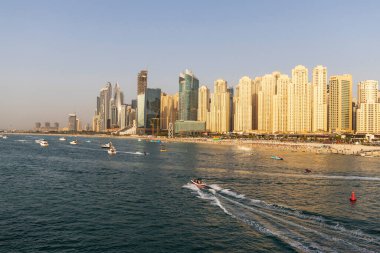 Dubai, BAE - 04.10.2021 Plajı Dubai 'deki Jumeirah Sahili yerleşim bölgesinde. BAE