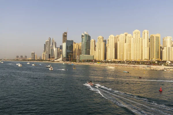 Dubai, BAE - 04.10.2021 Plajı Dubai 'deki Jumeirah Sahili yerleşim bölgesinde. BAE
