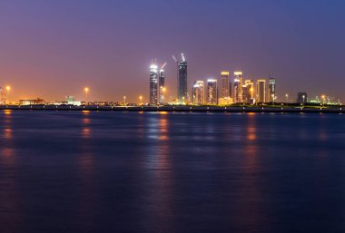 Dubai, BAE - 04.12.2021 Gün batımından sonra bir Dubai dere limanı manzarası. BAE. Dubai Tasarım Bölgesi.