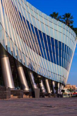 Dubai, BAE - 04.17.2021 Dubai Festival şehrinde kıtalararası bir otelin yan görüntüsü.