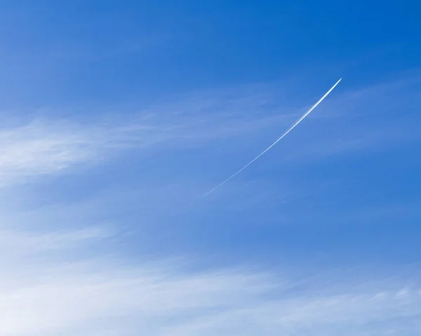 Minimalistische Aufnahme Eines Flugzeugs Das Über Den Himmel Fliegt — Stockfoto