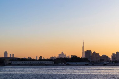 Dubai, BAE - 04.17.2021 Dubai Al Jadaf bölgesi ve arka planda Burj Khalifa 'nın en yüksek binası var.