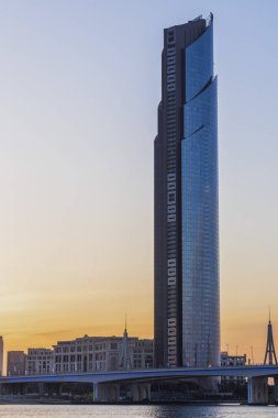 Dubai, BAE - 04.17.2021 Dubai D1 kulesi iş sahasından geçiyor..