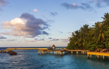 Tropikal bir adanın çekimi.