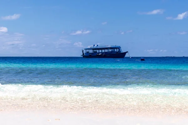 海岸近くに停泊している青い塗装船 — ストック写真