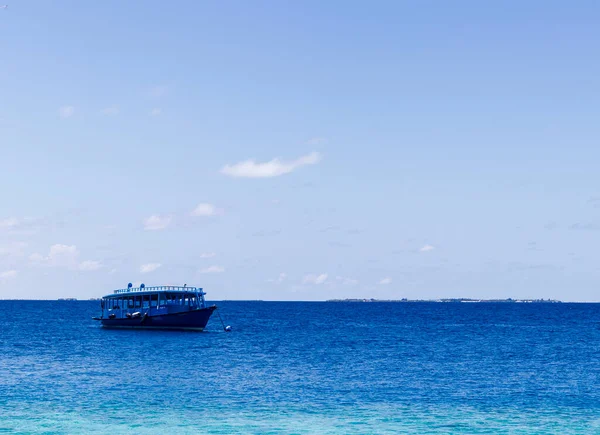 Μπλε Ζωγραφισμένο Σκάφος Αγκυροβολημένο Κοντά Στην Ακτή — Φωτογραφία Αρχείου