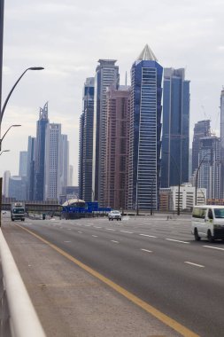 Dubai, BAE - 04.30.2021 Şeyh Zayed yolu, BAE 'nin ana yolu.