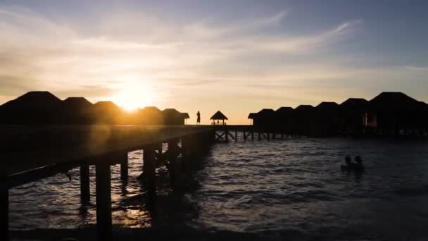 Fihalholi Insel Malediven 2021 Zeitlupenaufnahmen Vom Sonnenuntergang Über Dem Strand — Stockvideo