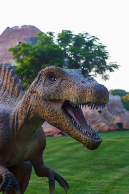 Dubai, BAE - 05.11.2021 Dinozor parkında Dinozor kopyası sergisi.