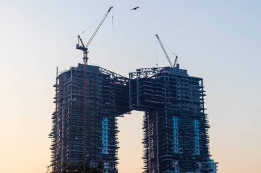 Dubai, BAE - 05.11.2021 - Şehir merkezindeki binalardan birinin inşaat alanı