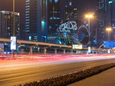 Dubai, BAE - 05.18.2021 Birleşik Arap Emirlikleri 'nin ana yolu, Shekh Zayed yolu. Birçok ünlü bina yanı sıra metro istasyonu ve gelecek müzesi de görülebilir..