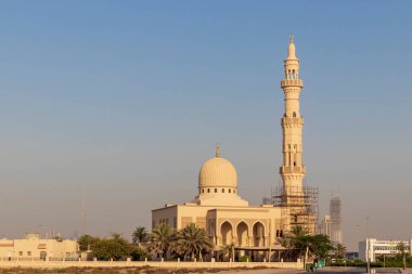 Dubai, BAE - 05.21.2021 Dubai 'nin Nad Al Hamar bölgesinde inşa edilen caminin son aşamaları.