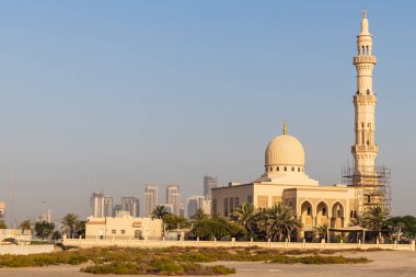 Dubai, BAE - 05.21.2021 Dubai 'nin Nad Al Hamar bölgesinde inşa edilen caminin son aşamaları.