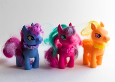 Renkli oyuncak midillilerin yakın çekimi..