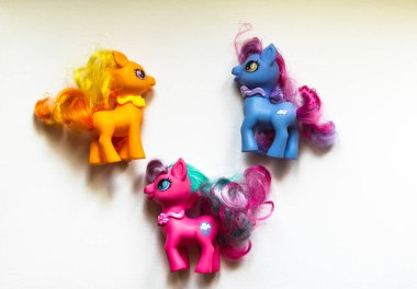 Renkli oyuncak midillilerin yakın çekimi..