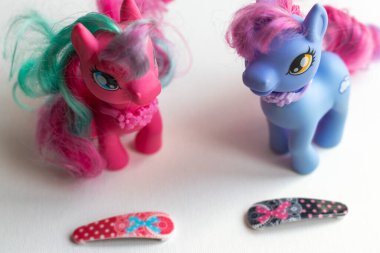 Renkli oyuncak midillilerin ve saç tokalarının yakın çekimi..